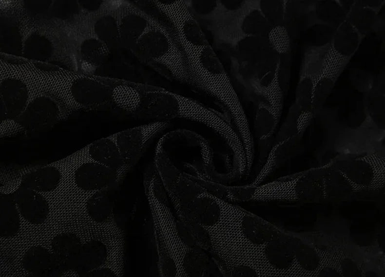 Vestido Sexy com Decote Halter – Estilo moderno, recortes ousados e elegância que destacam sua silhueta em qualquer ocasião!