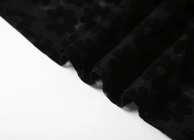 Vestido Sexy com Decote Halter – Estilo moderno, recortes ousados e elegância que destacam sua silhueta em qualquer ocasião!