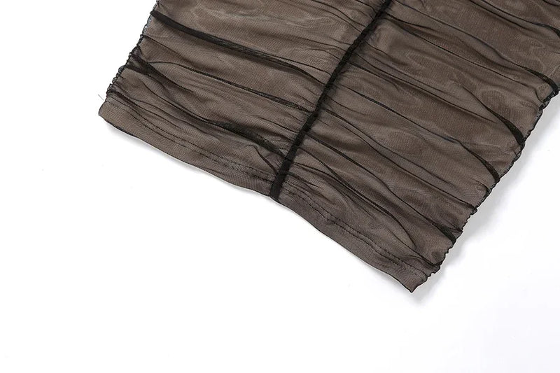 O vestido que une elegância e ousadia – descubra o charme do plissado sexy para festas, praia e noites inesquecíveis!