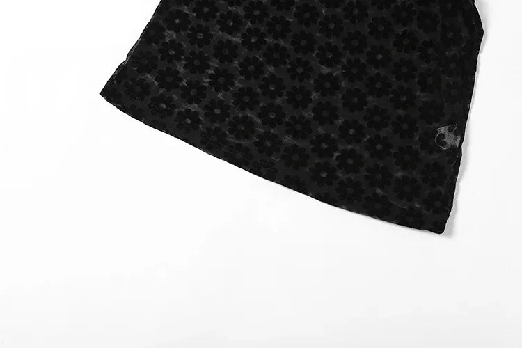 Vestido Sexy com Decote Halter – Estilo moderno, recortes ousados e elegância que destacam sua silhueta em qualquer ocasião!