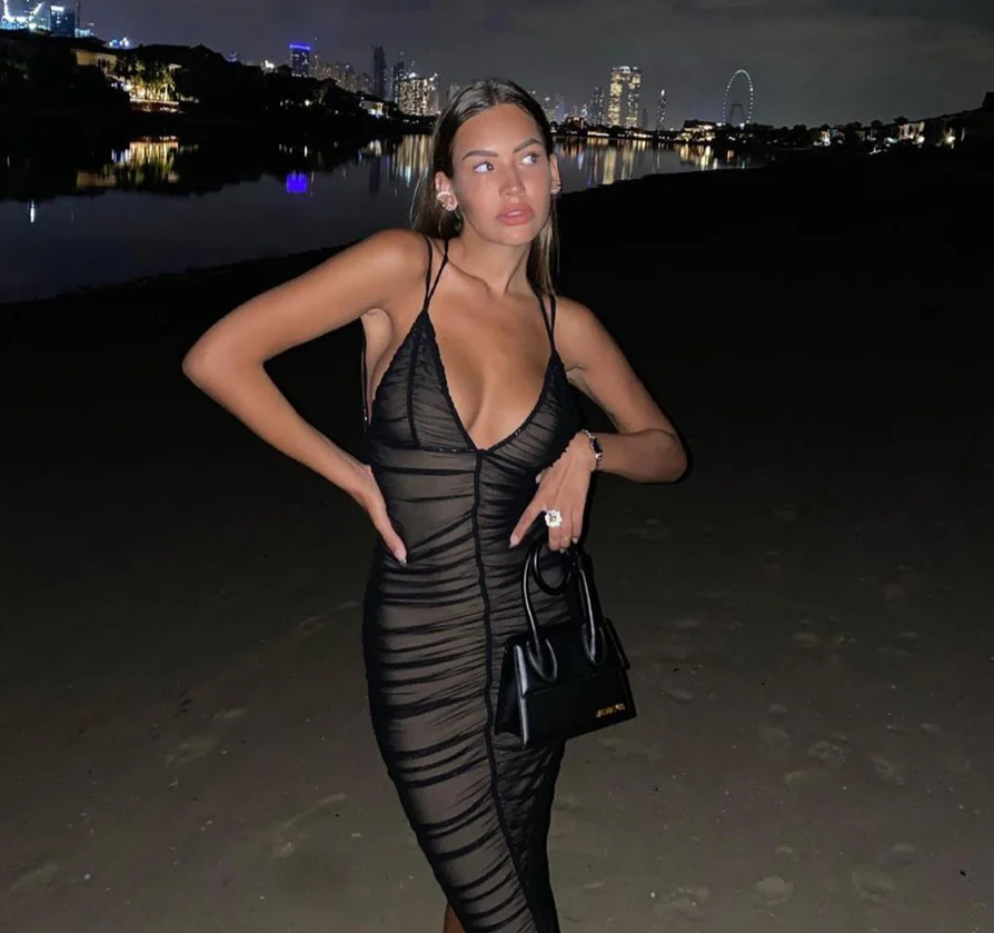 O vestido que une elegância e ousadia – descubra o charme do plissado sexy para festas, praia e noites inesquecíveis!