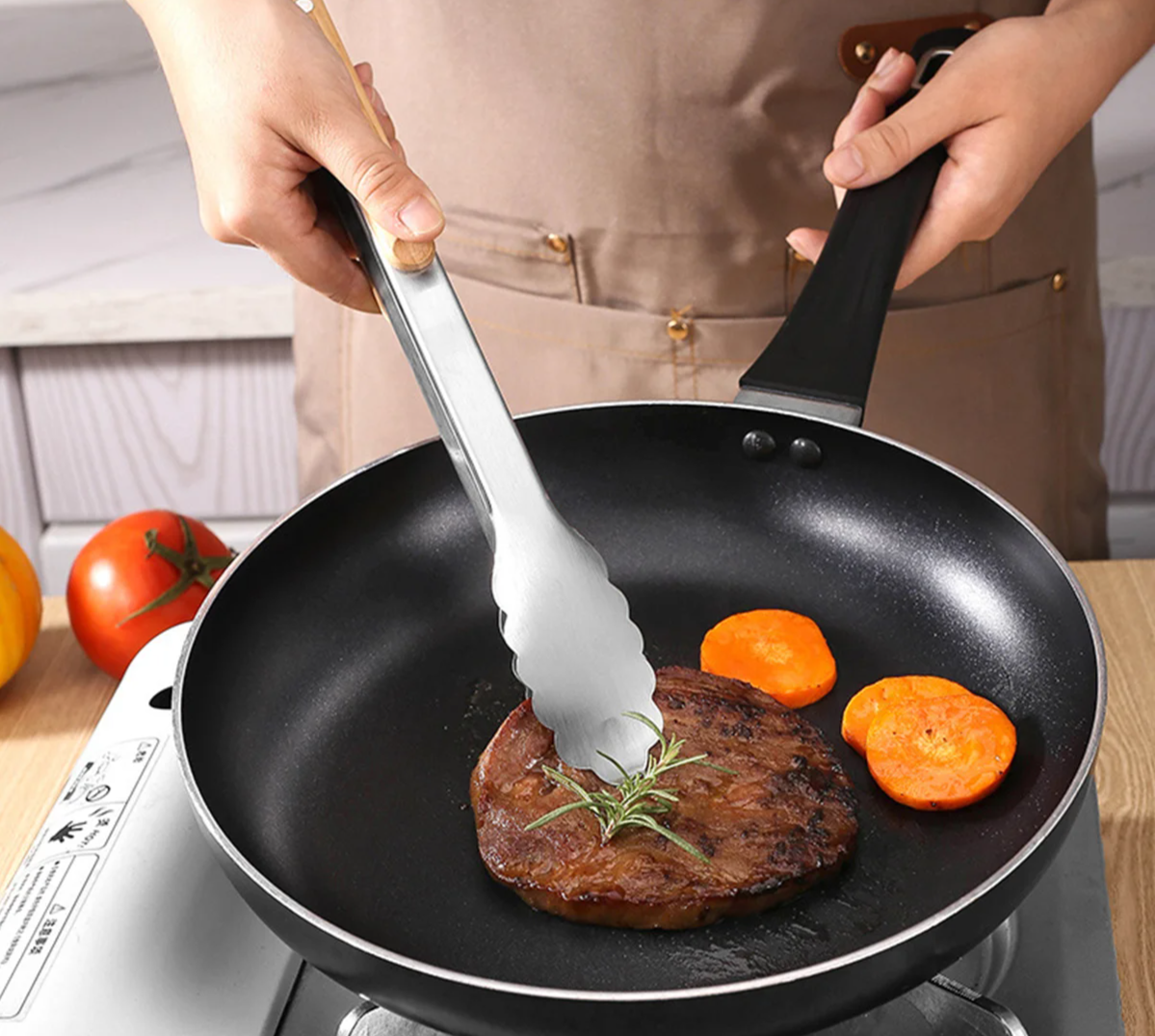 Seu Churrasco em um Show de Praticidade com a Pinça de Aço Inoxidável com Cabo de Carvalho e Sistema de Travamento!