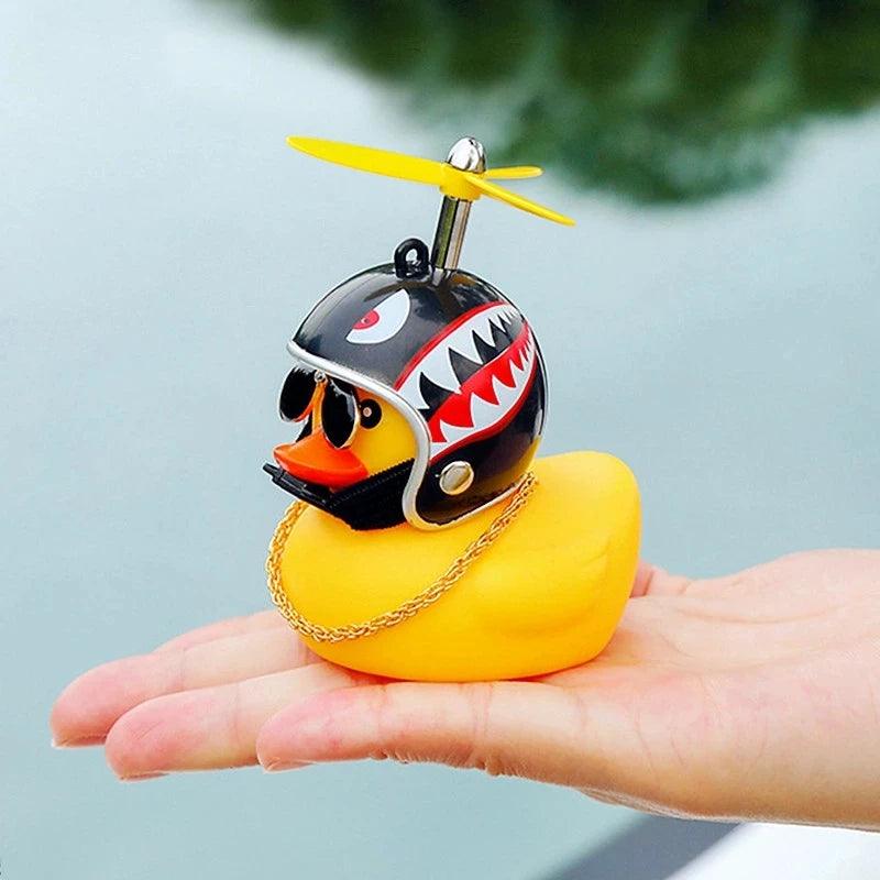 O Pato Mais Radical da Estrada – Pingente Divertido com Capacete para Carros, Bicicletas e Motos!