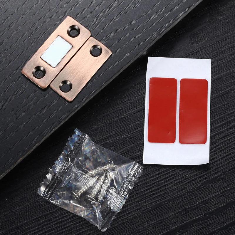 Fechamento Invisível e Seguro: Kit com 2 Travas Magnéticas para Portas de Armário – Fixação Discreta e Eficiente com Parafusos Inclusos!