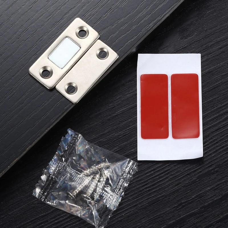 Fechamento Invisível e Seguro: Kit com 2 Travas Magnéticas para Portas de Armário – Fixação Discreta e Eficiente com Parafusos Inclusos!