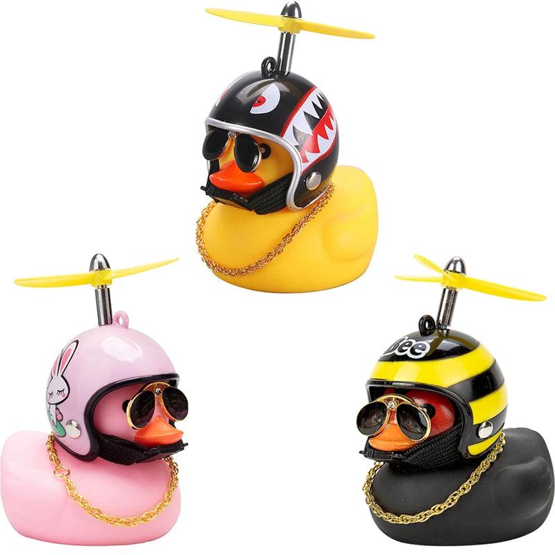 O Pato Mais Radical da Estrada – Pingente Divertido com Capacete para Carros, Bicicletas e Motos!