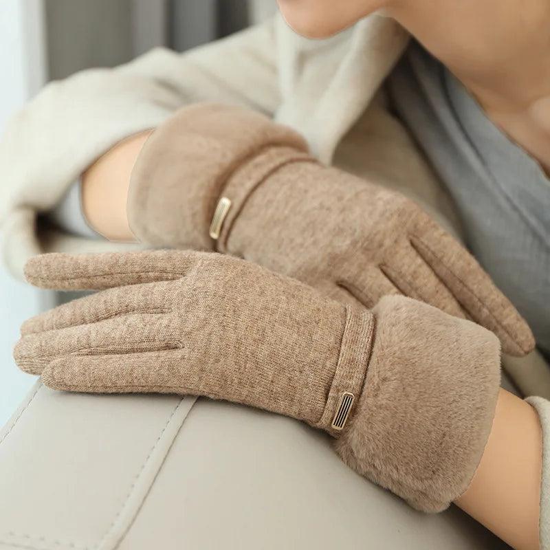 O Inverno Não Tem Chance: Luvas Fashion com Veludo Interno, Tela Touch e Acabamento de Camurça