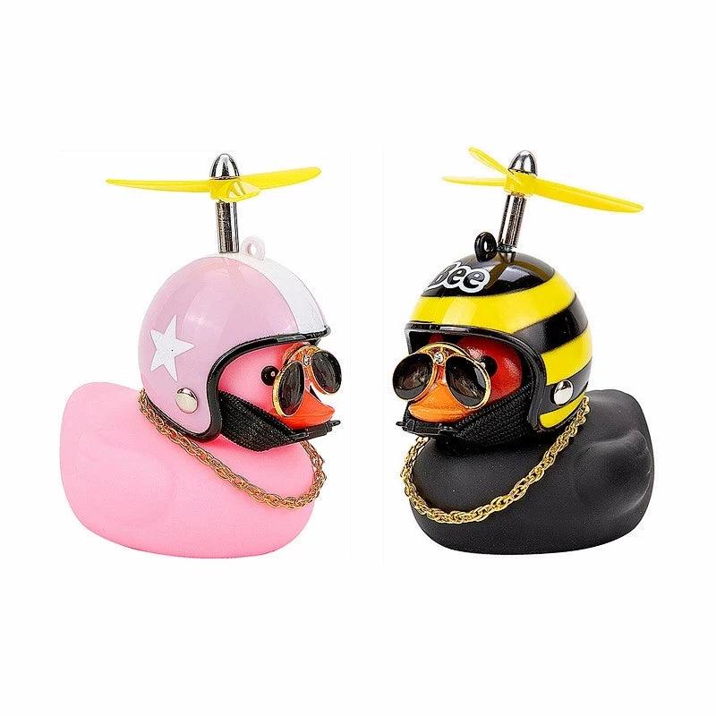 O Pato Mais Radical da Estrada – Pingente Divertido com Capacete para Carros, Bicicletas e Motos!