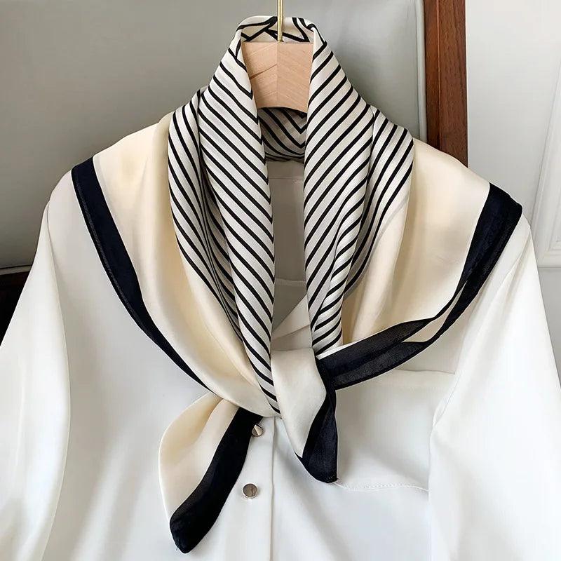 Toque de Luxo em Cada Dobra: Lenço Feminino de Cetim Xadrez para Pescoço, Cabelo ou Look de Trabalho