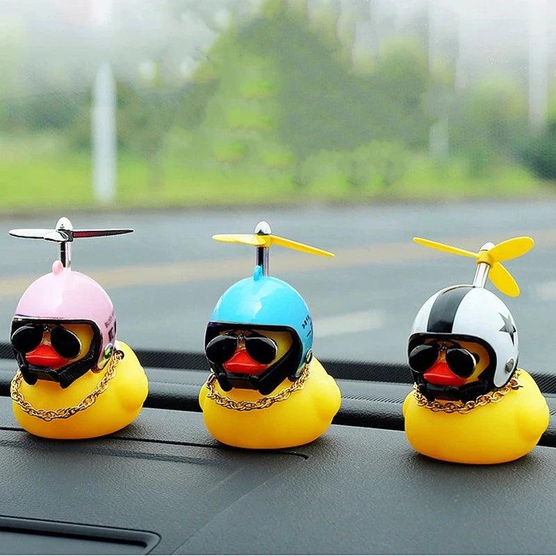 O Pato Mais Radical da Estrada – Pingente Divertido com Capacete para Carros, Bicicletas e Motos!