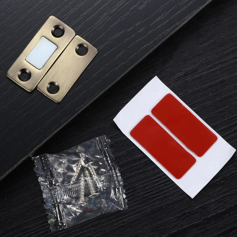 Fechamento Invisível e Seguro: Kit com 2 Travas Magnéticas para Portas de Armário – Fixação Discreta e Eficiente com Parafusos Inclusos!