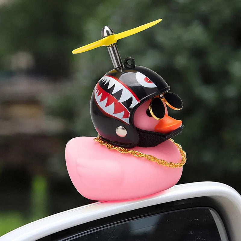 O Pato Mais Radical da Estrada – Pingente Divertido com Capacete para Carros, Bicicletas e Motos!