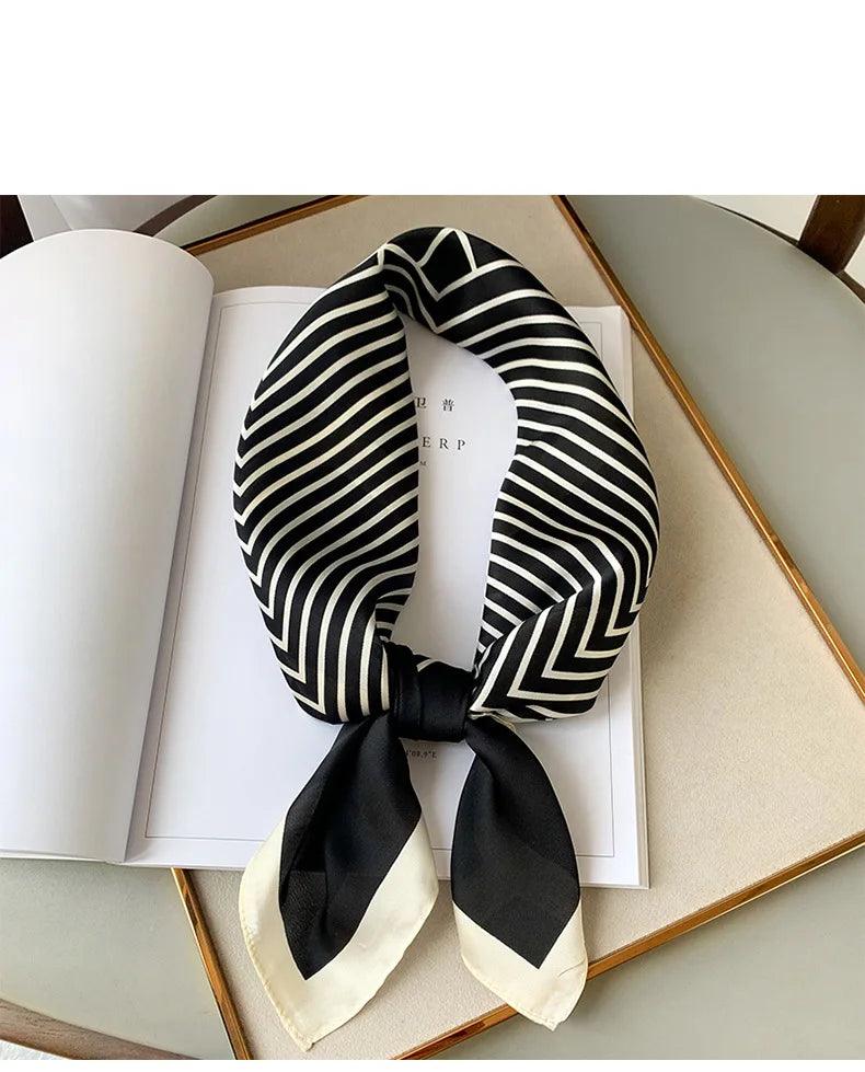 Toque de Luxo em Cada Dobra: Lenço Feminino de Cetim Xadrez para Pescoço, Cabelo ou Look de Trabalho