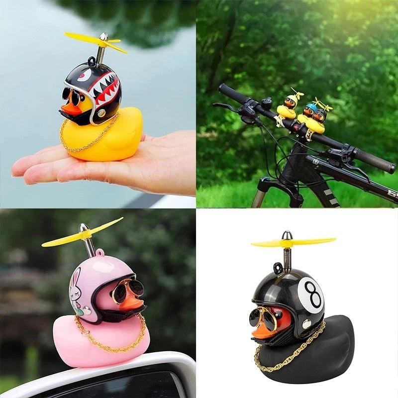 O Pato Mais Radical da Estrada – Pingente Divertido com Capacete para Carros, Bicicletas e Motos!