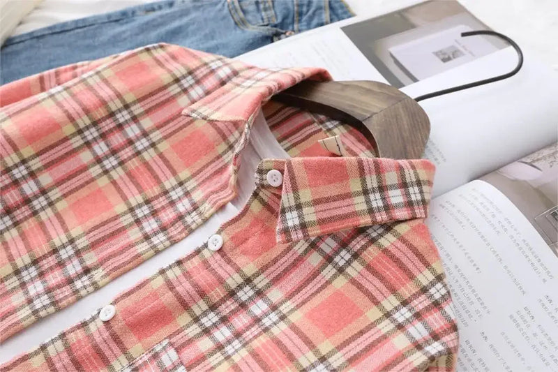 Camisa Xadrez Feminina: Estilo Universitário, Toque Casual e Conforto Atemporal para o Seu Dia a Dia!