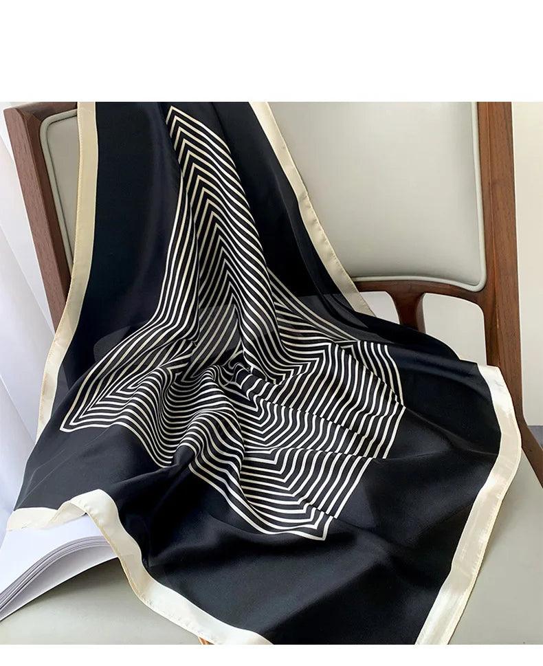 Toque de Luxo em Cada Dobra: Lenço Feminino de Cetim Xadrez para Pescoço, Cabelo ou Look de Trabalho