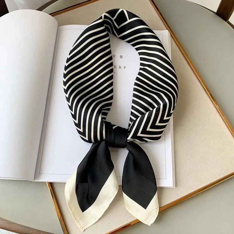 Toque de Luxo em Cada Dobra: Lenço Feminino de Cetim Xadrez para Pescoço, Cabelo ou Look de Trabalho