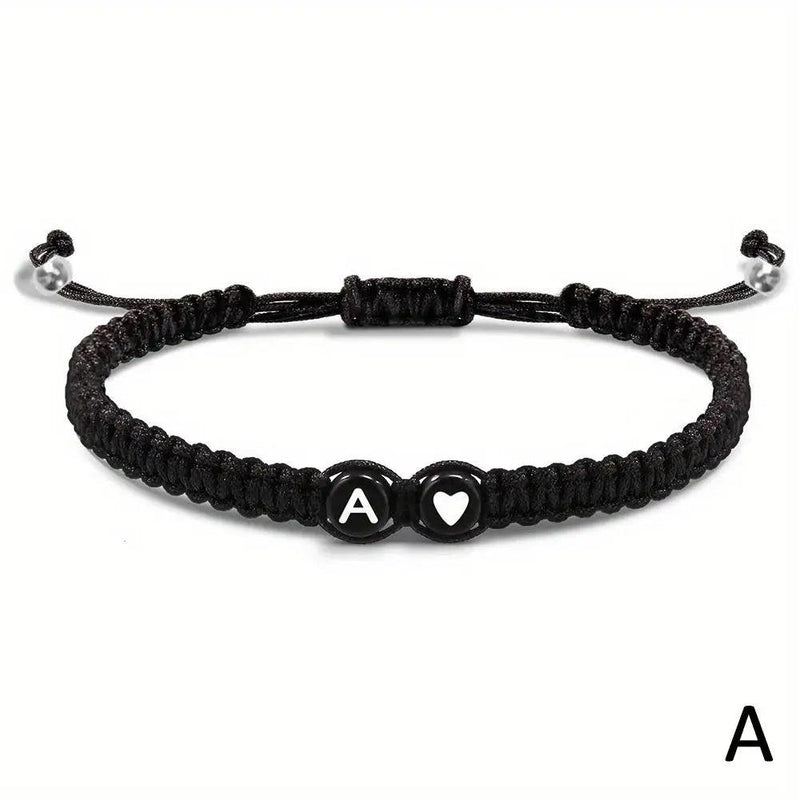 Pulseira Inicial A-Z com Coração – Trançada à Mão, Ajustável e Perfeita para Presentear com Amor