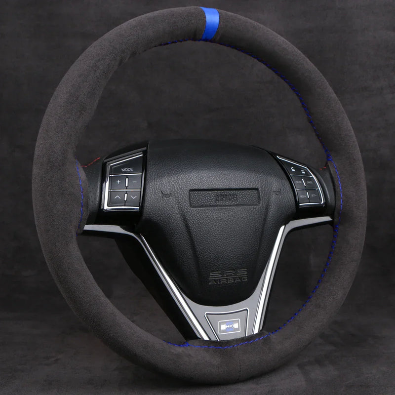 Transforme Seu Volante com Estilo: Capa Universal de Camurça com Costura à Mão para um Toque Luxuoso e Antiderrapante!