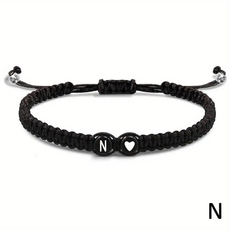 Pulseira Inicial A-Z com Coração – Trançada à Mão, Ajustável e Perfeita para Presentear com Amor