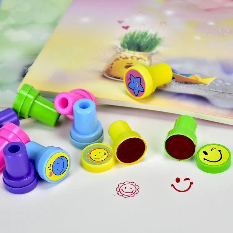 Transforme qualquer papel em uma explosão de criatividade com o kit de 10 carimbos auto-tinta infantis — rostinhos sorridentes, formas e desenhos que encantam as crianças e deixam cada arte única!