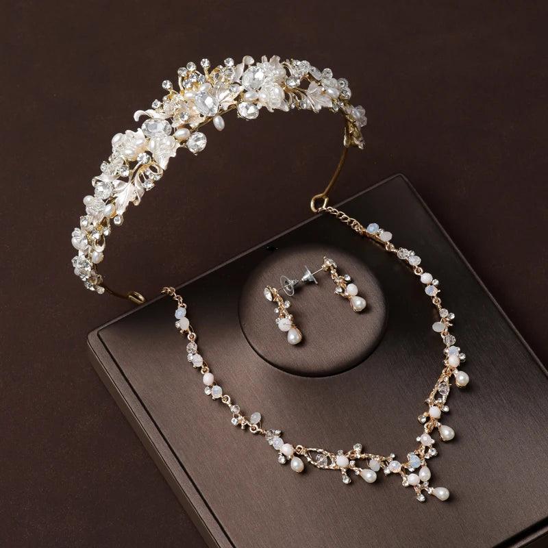 O Conjunto de Joias Dourado com Cristais Estilo Dubai Que Está Encantando Noivas – Coroa, Colar e Brincos em Um Luxo Só!