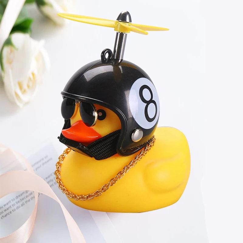 O Pato Mais Radical da Estrada – Pingente Divertido com Capacete para Carros, Bicicletas e Motos!