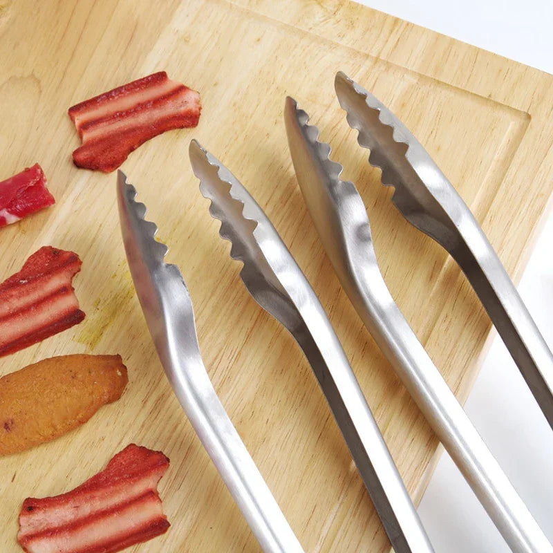 Pinça Profissional Extra Longa com Punhos de Madeira de Acácia – Resistência Premium e Controle Absoluto para o Churrasco Perfeito!