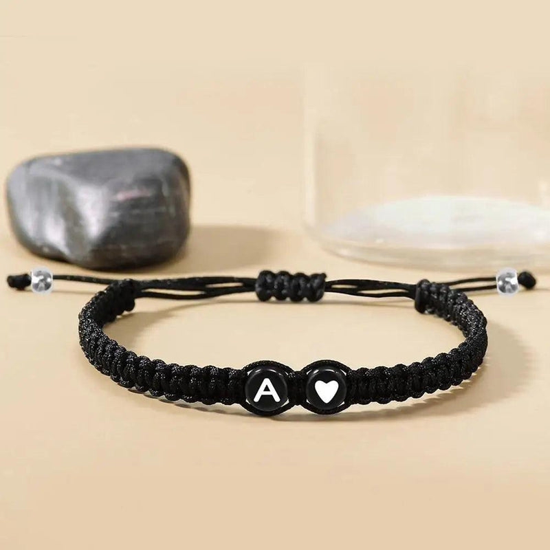 Pulseira Inicial A-Z com Coração – Trançada à Mão, Ajustável e Perfeita para Presentear com Amor