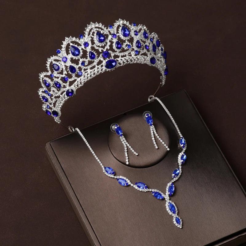 O Conjunto de Joias Dourado com Cristais Estilo Dubai Que Está Encantando Noivas – Coroa, Colar e Brincos em Um Luxo Só!