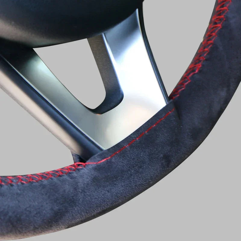 Transforme Seu Volante com Estilo: Capa Universal de Camurça com Costura à Mão para um Toque Luxuoso e Antiderrapante!