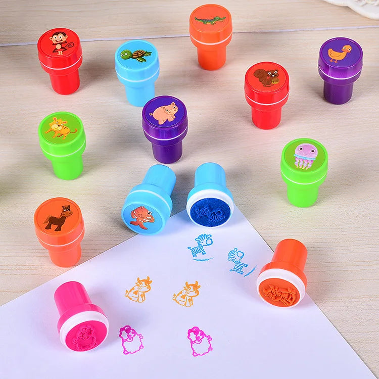 Transforme qualquer papel em uma explosão de criatividade com o kit de 10 carimbos auto-tinta infantis — rostinhos sorridentes, formas e desenhos que encantam as crianças e deixam cada arte única!