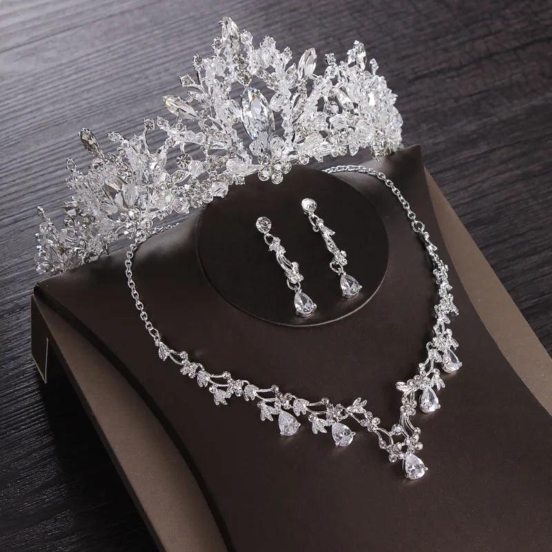 O Conjunto de Joias Dourado com Cristais Estilo Dubai Que Está Encantando Noivas – Coroa, Colar e Brincos em Um Luxo Só!