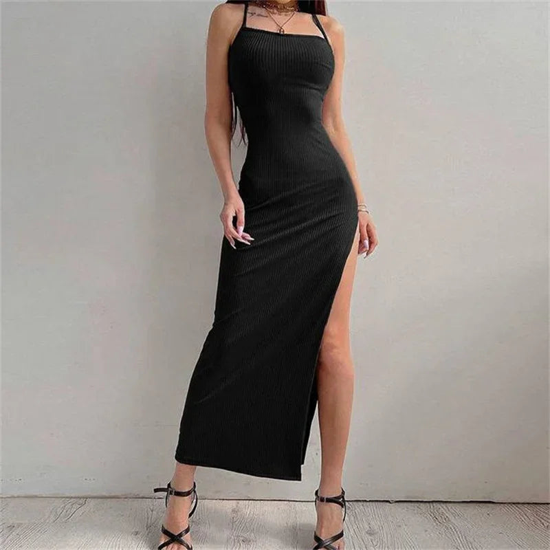 Vestido Longo Sexy – Justo, Sem Mangas e com Decote Halter: Elegância Atemporal com Cinta de Espaguete e Fenda Alta que Exala Poder e Sedução