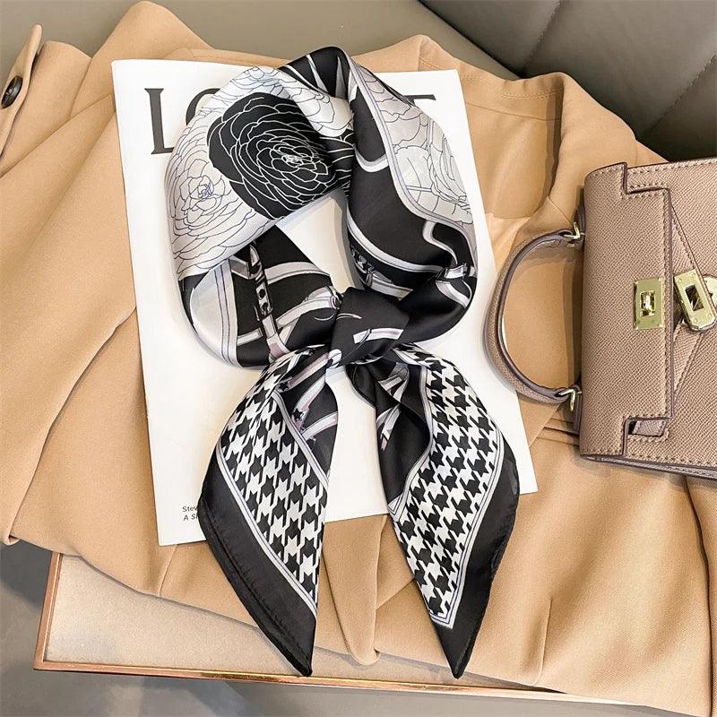 Toque de Luxo em Cada Dobra: Lenço Feminino de Cetim Xadrez para Pescoço, Cabelo ou Look de Trabalho