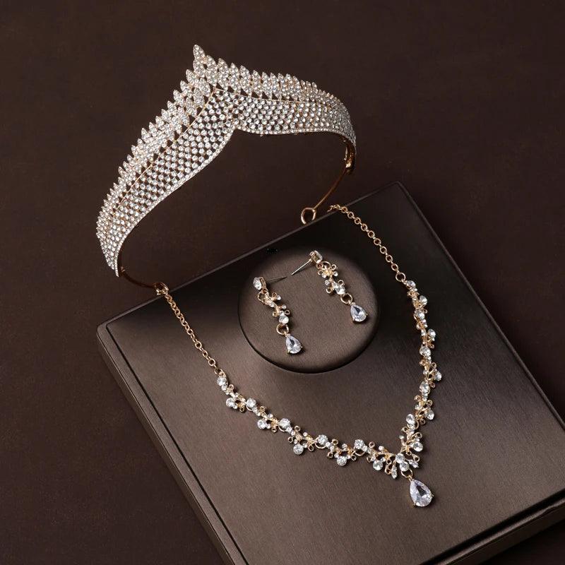 O Conjunto de Joias Dourado com Cristais Estilo Dubai Que Está Encantando Noivas – Coroa, Colar e Brincos em Um Luxo Só!