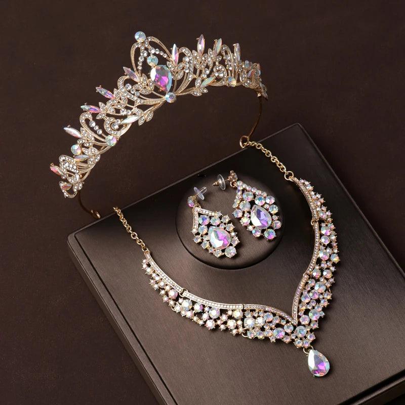 O Conjunto de Joias Dourado com Cristais Estilo Dubai Que Está Encantando Noivas – Coroa, Colar e Brincos em Um Luxo Só!