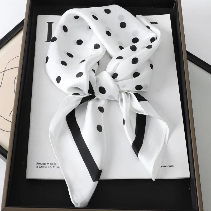 Toque de Luxo em Cada Dobra: Lenço Feminino de Cetim Xadrez para Pescoço, Cabelo ou Look de Trabalho