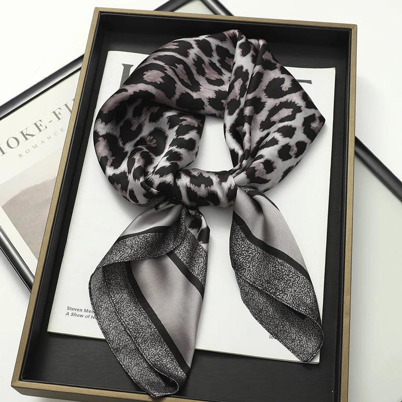 Toque de Luxo em Cada Dobra: Lenço Feminino de Cetim Xadrez para Pescoço, Cabelo ou Look de Trabalho