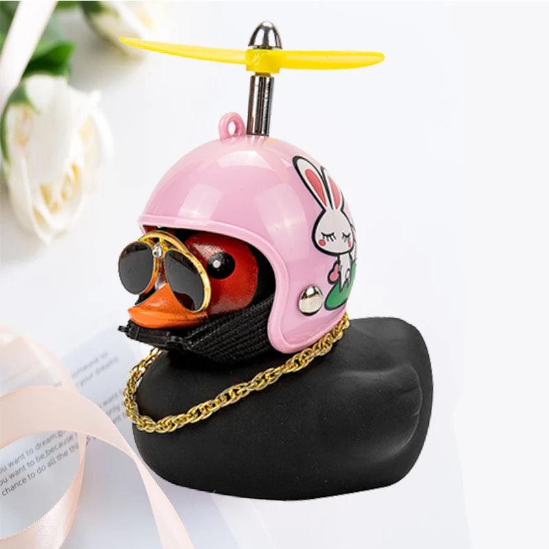 O Pato Mais Radical da Estrada – Pingente Divertido com Capacete para Carros, Bicicletas e Motos!