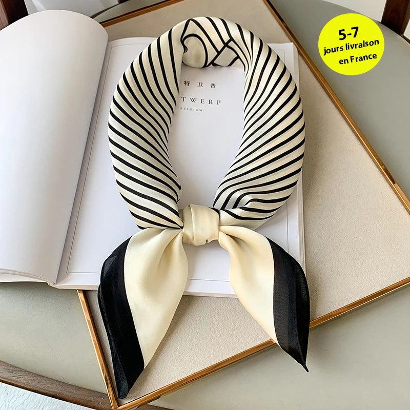 Toque de Luxo em Cada Dobra: Lenço Feminino de Cetim Xadrez para Pescoço, Cabelo ou Look de Trabalho