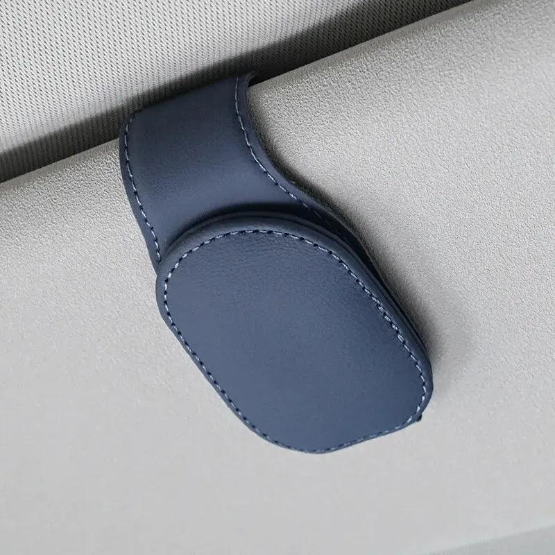 Organização com Estilo: Suporte Magnético de Couro para Óculos no Quebra Sol do Carro – Prático, Elegante e Universal!