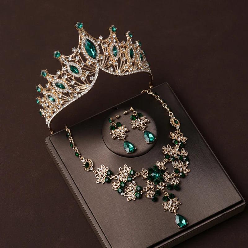 O Conjunto de Joias Dourado com Cristais Estilo Dubai Que Está Encantando Noivas – Coroa, Colar e Brincos em Um Luxo Só!