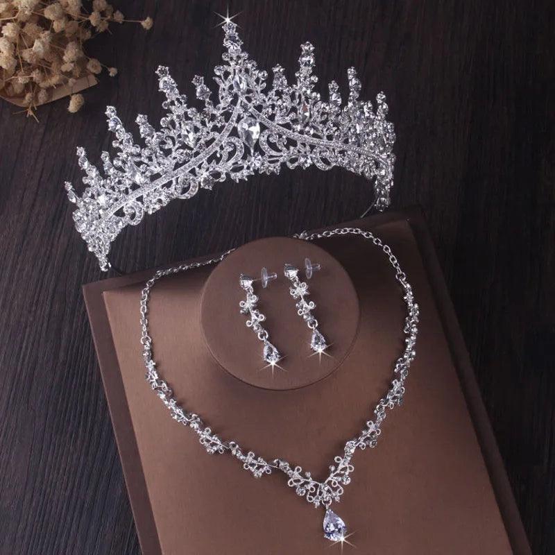 O Conjunto de Joias Dourado com Cristais Estilo Dubai Que Está Encantando Noivas – Coroa, Colar e Brincos em Um Luxo Só!