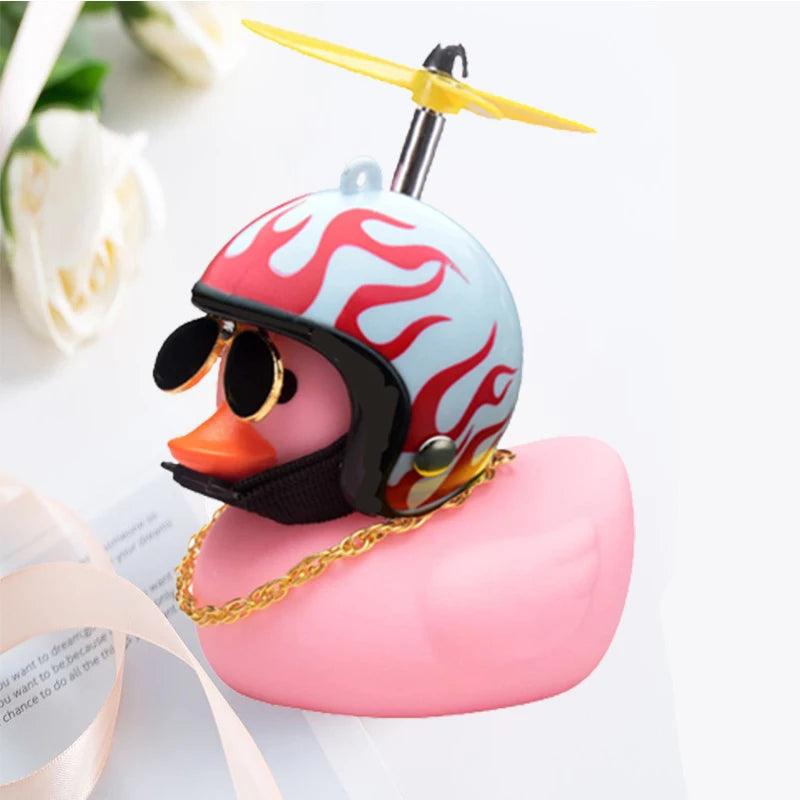 O Pato Mais Radical da Estrada – Pingente Divertido com Capacete para Carros, Bicicletas e Motos!
