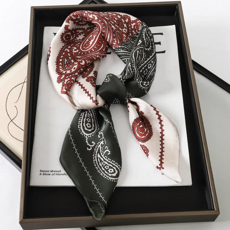 Toque de Luxo em Cada Dobra: Lenço Feminino de Cetim Xadrez para Pescoço, Cabelo ou Look de Trabalho