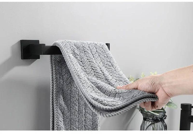 Upgrade Sofisticado no Seu Banheiro: Kit de Acessórios em Aço Inoxidável Preto Fosco com Toalheiro, Suporte de Papel, Ganchos e Mais!