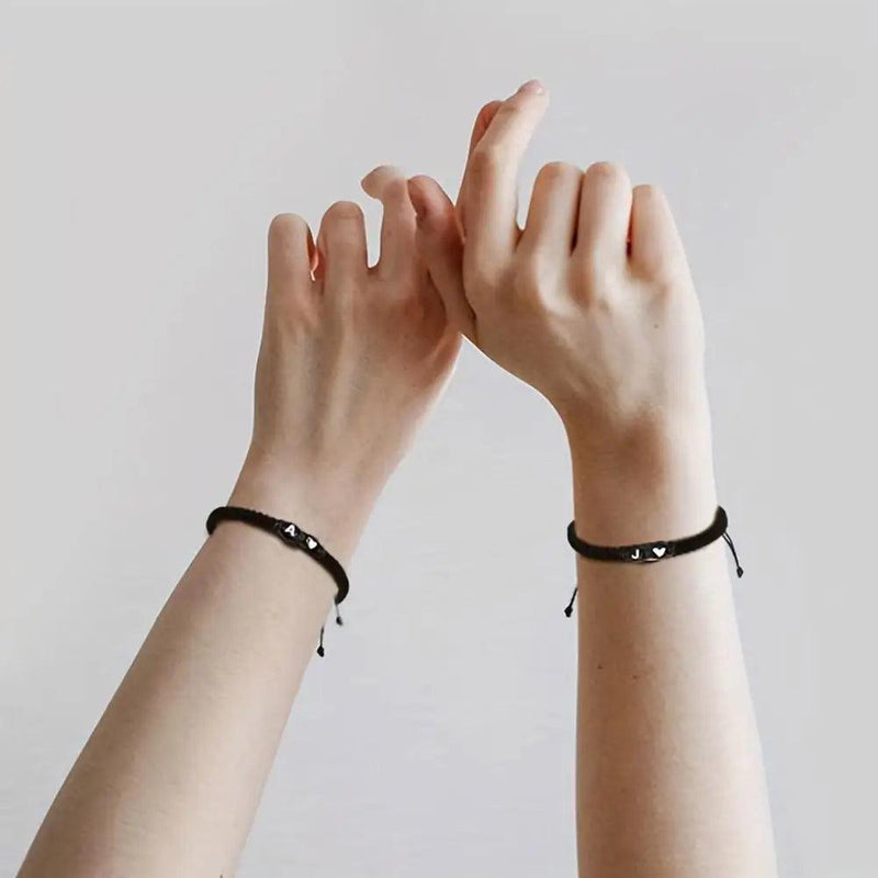 Pulseira Inicial A-Z com Coração – Trançada à Mão, Ajustável e Perfeita para Presentear com Amor