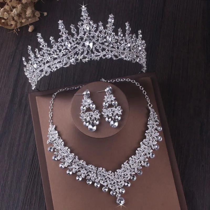 O Conjunto de Joias Dourado com Cristais Estilo Dubai Que Está Encantando Noivas – Coroa, Colar e Brincos em Um Luxo Só!