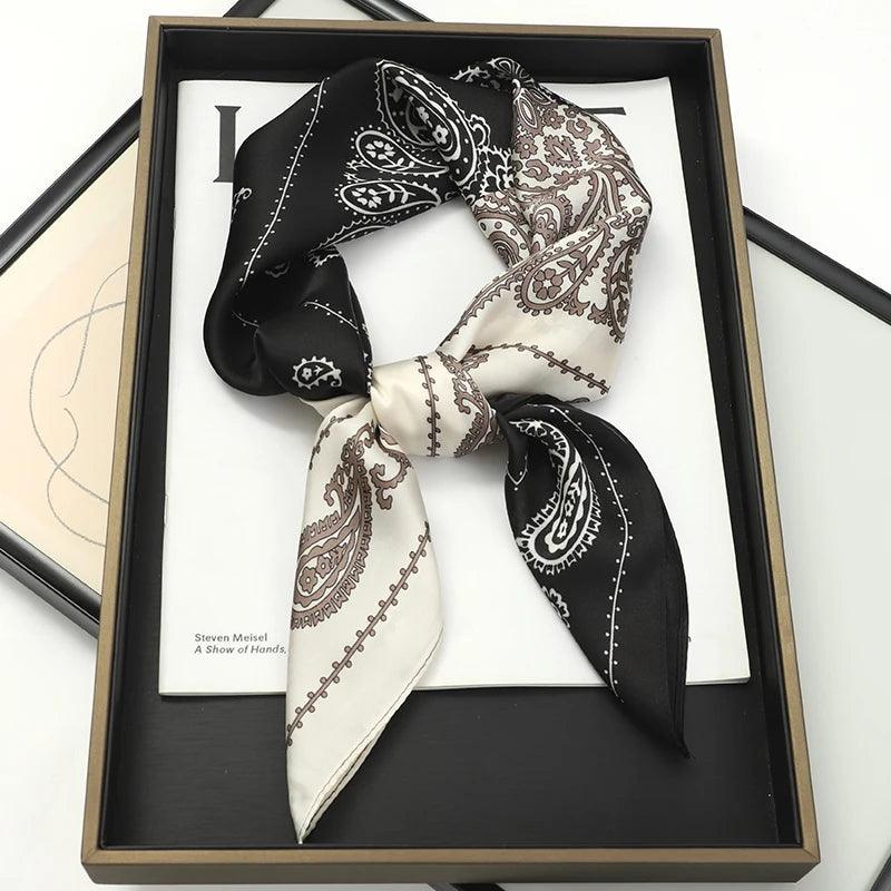 Toque de Luxo em Cada Dobra: Lenço Feminino de Cetim Xadrez para Pescoço, Cabelo ou Look de Trabalho